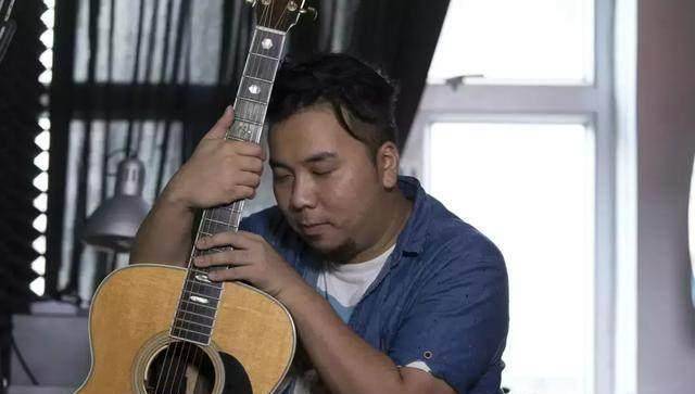 "港版曹格"出道8年罹患不治之症无法拍剧只能街头卖唱维持生计_陈康健