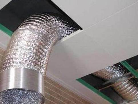 抽油烟机管道到底是装吊顶还是吊柜?这么做排烟效果最佳!