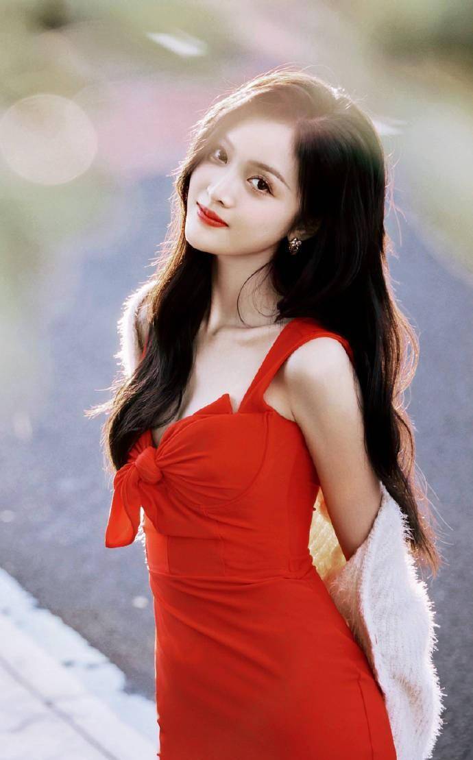 吴宣仪穿红裙显事业线!大长腿时尚又养眼_笑容_红色_肩膀