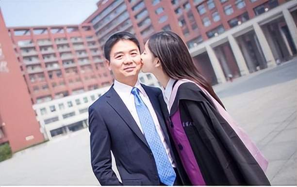 尤其是章泽天刚生完二胎没有太久,显然不可能在这么短的时间内生三胎