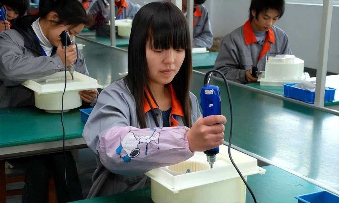 中专生交完学费进厂实习打螺丝,9块钱一小时,家长无奈又心酸_高中