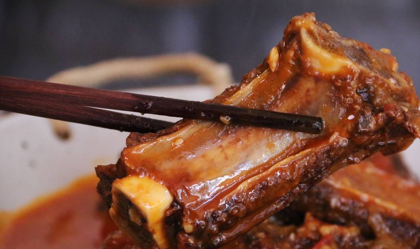 2块牛排骨,1个西红柿,无需高压锅一炖,鲜嫩入味,啃起来太爽了_汤汁_吃