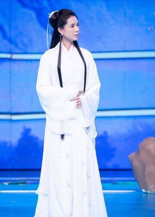 "小龙女"李若彤穿黑色大衣,配一双长靴,戴粉色贝雷帽有点甜!