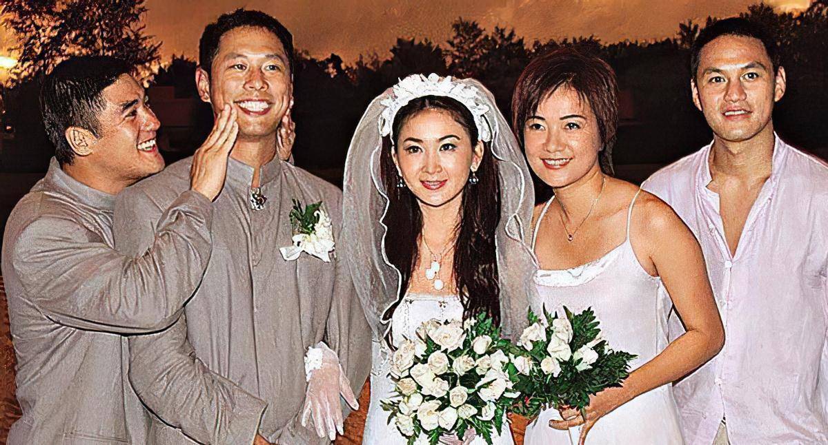 刚结婚的时候,温碧霞并没有淡出娱乐圈,她还在婚后不久参演了港版的