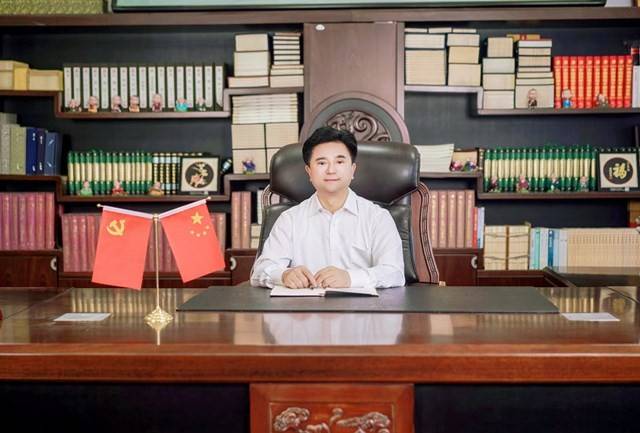 陕西服装工程学院吕明董事长荣获中国纺织行业人才建设贡献人物奖