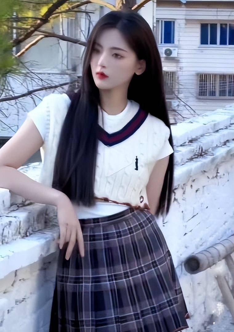 杨超越化身"校花",针织背心 格纹百褶裙,美丽又精致_姐姐_经典_漂亮