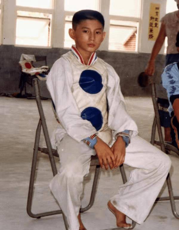 "霹雳虎"吴奇隆藏着无数辛酸的前半生,和他背后的温柔女神_小虎队