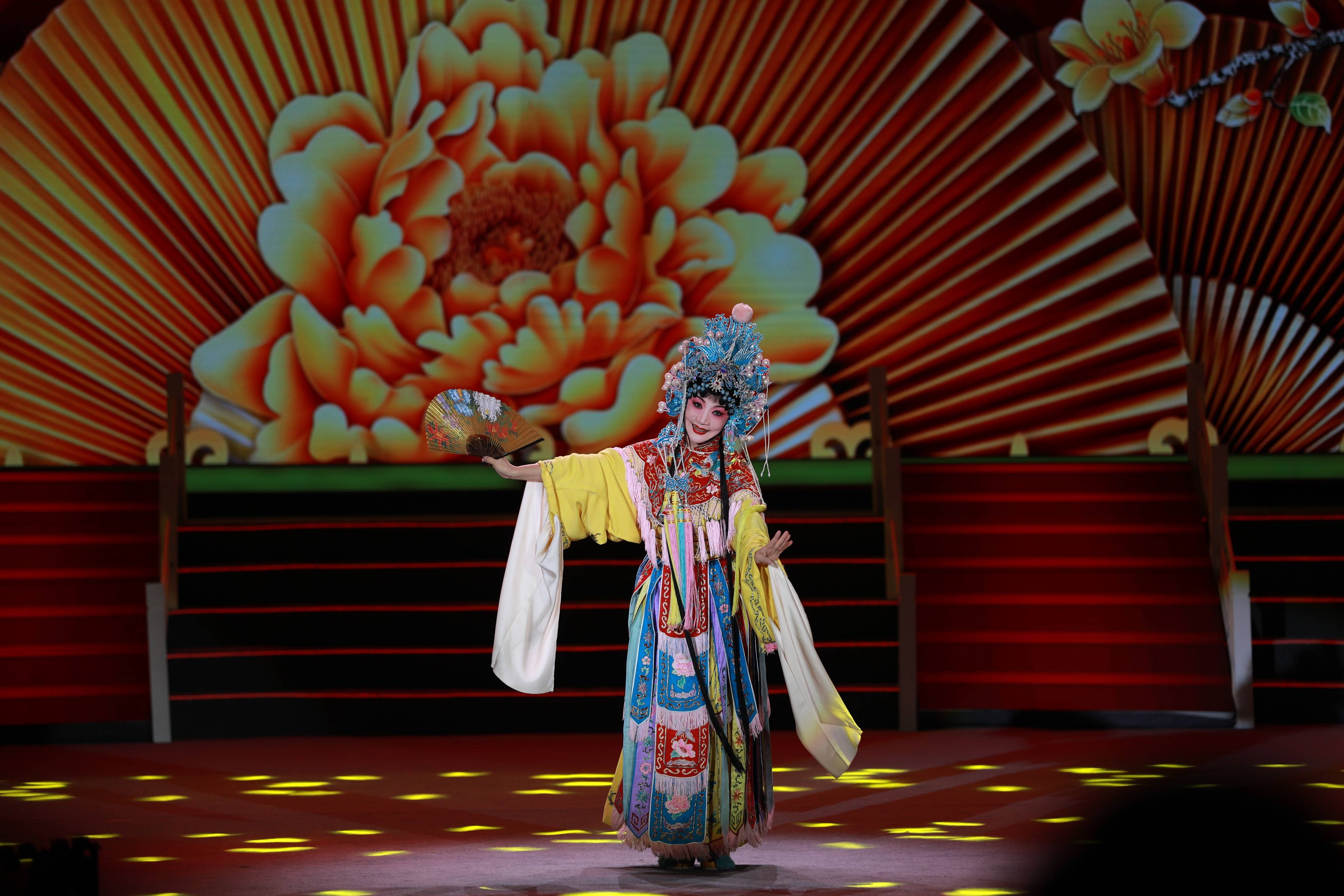 《三关排宴》《程婴救孤》《穆桂英挂帅》《千秋梨园情》等节目轮番