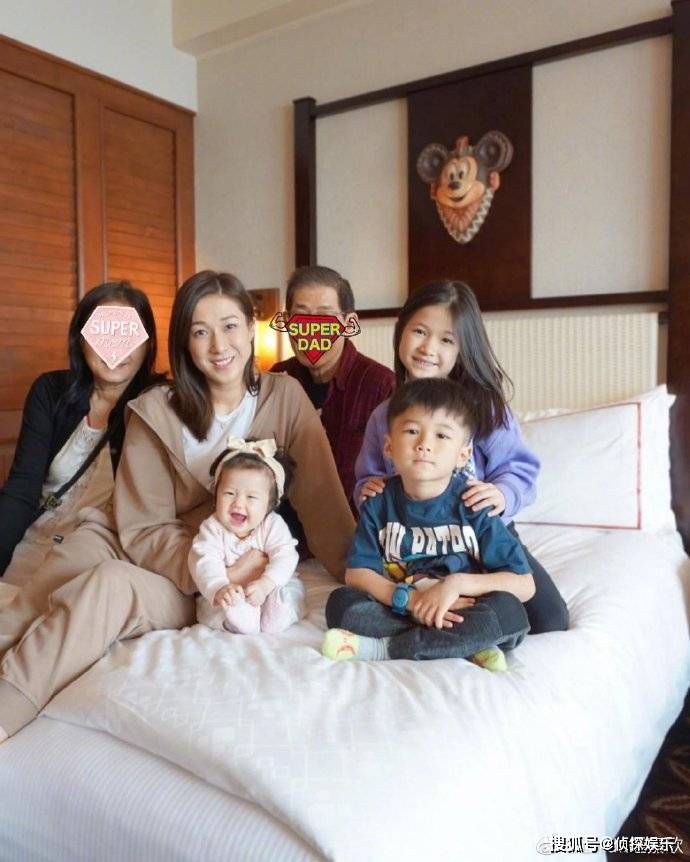 钟嘉欣带娃泳池玩耍,三娃辣妈穿泳装身材不输从前,儿女颜值超高_开心