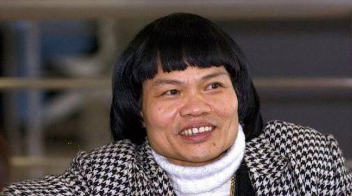 "香港第一丑男"八两金:曾破产被妻子分手,今与3个女友同住_因为_儿子