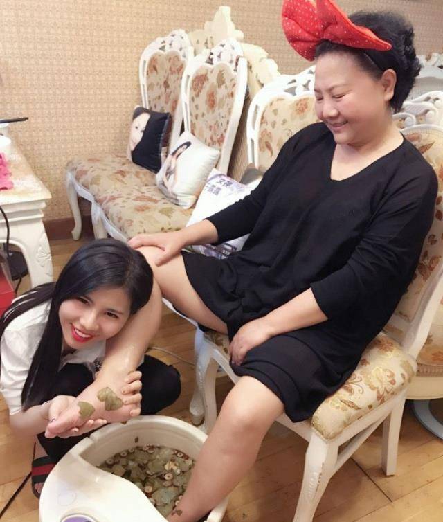 "婆婆,我给你洗个脚""让儿子来,他这辈子还没给我洗过脚"_小米_媳妇