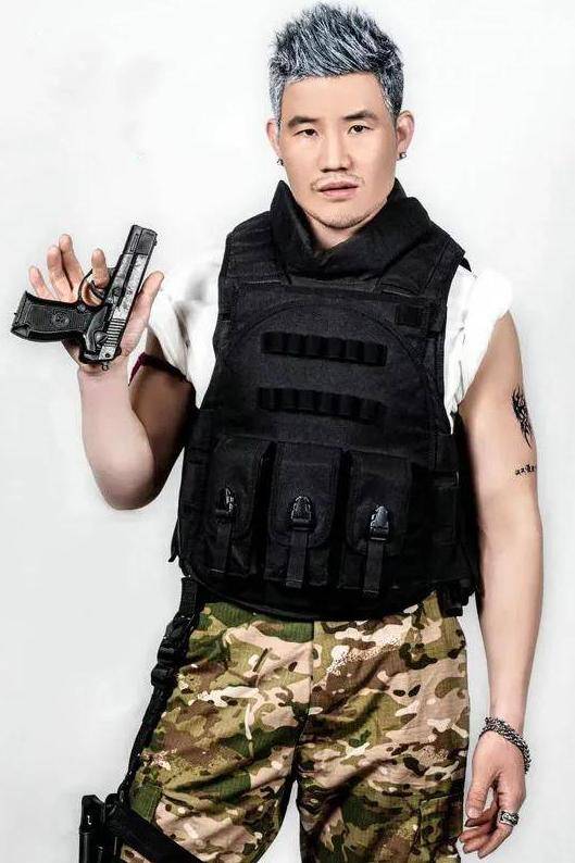 实力派演员谢孟伟,无替身演绎反派角色,为硬汉电影杀出一条血路_一身