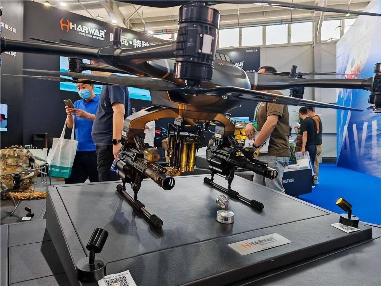 阵地利用无人机投送热食和药品,也可以作为武器平台挂载榴弹发射器