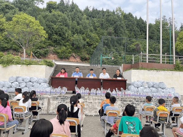 巴州区白庙乡中心小学校举行 "爱心连童心,大手牵小手"未成年人保护