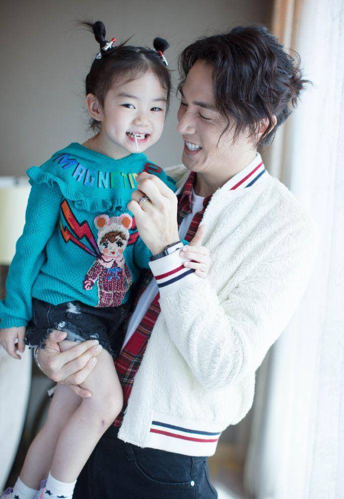 有一种爱情叫戚薇和李承铉,老婆赚钱老公带娃,8年婚姻相互成全_中国