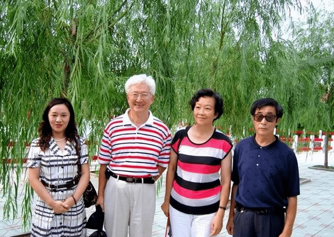 们操心的陈铎,如今除了忙碌自己的工作以外,闲暇之余陪着妻子到处游玩