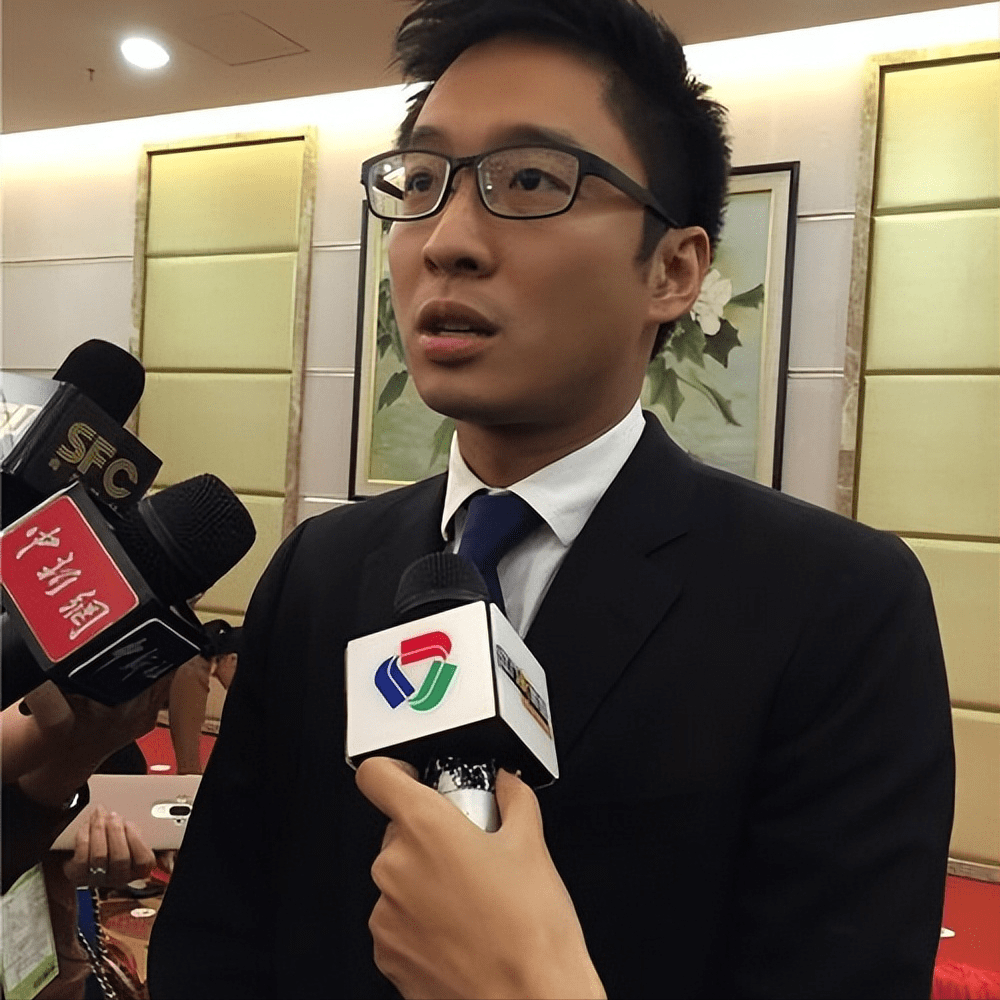 霍启山出席活动邂逅美女,和女士热聊弯腰显风度,女方撞脸章子怡_时候