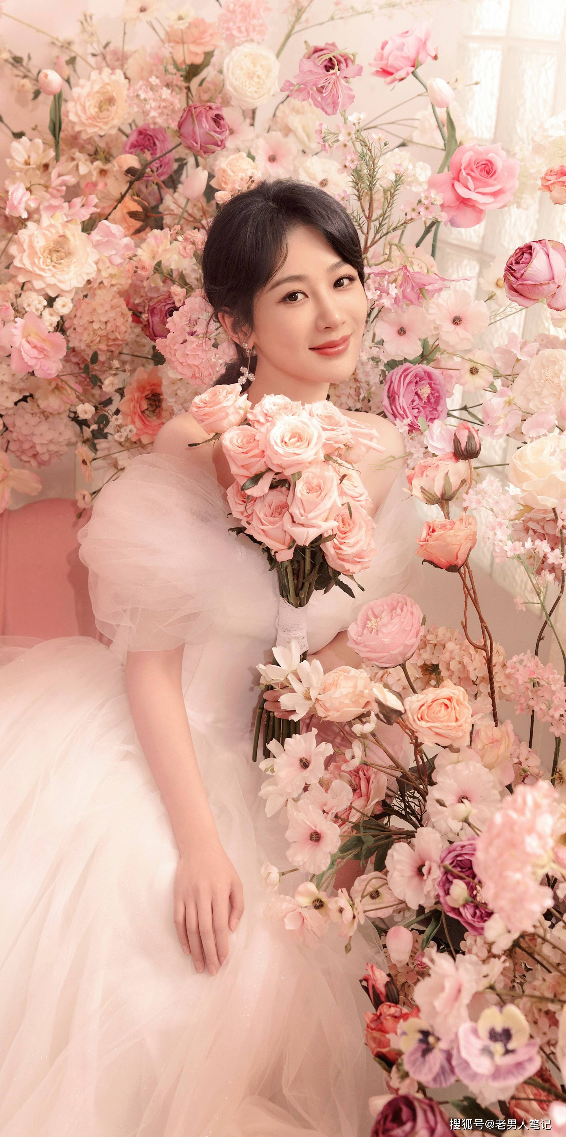 杨紫520婚纱大片,玫瑰粉氛围浪漫唯美,勾勒轻盈曼妙姿态