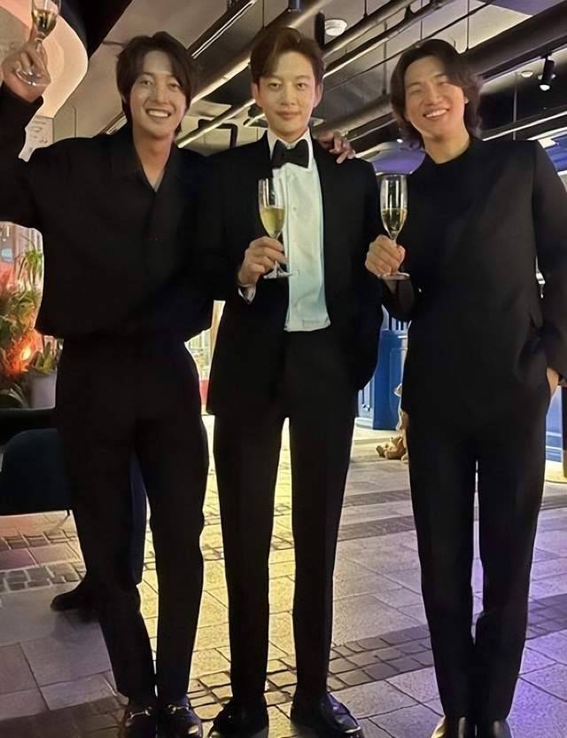 姜大声与权志龙是一个组合成员,年龄小一岁,然而气质完全不同,大声笑