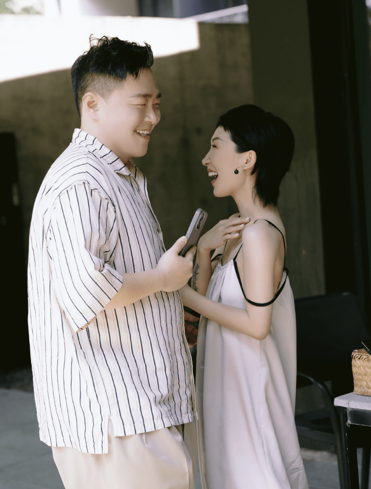郝劭文昨日大婚释小龙当伴郎,新娘穿得像睡衣,8岁继女见证幸福