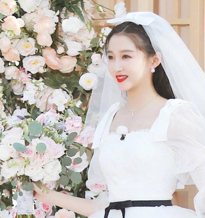 《奔跑吧》关晓彤杨颖同穿婚纱,输了颜值却赢了腿,是心动的感觉_节目