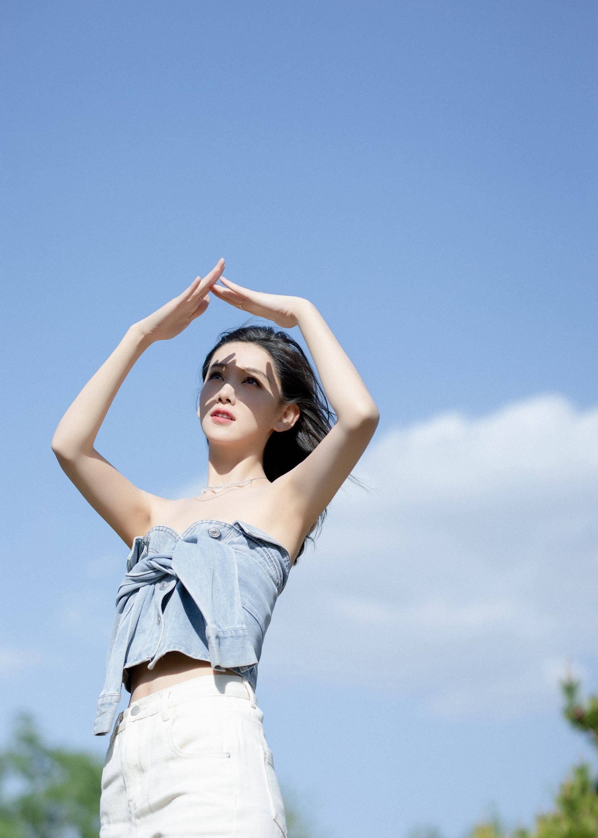 李沐宸抹胸装香肩性感写真_大气_白色_整体