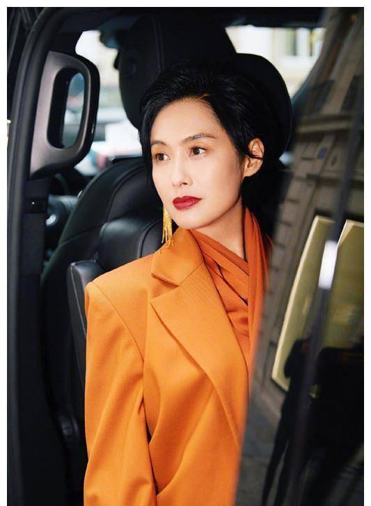 如果你想穿出花哨或奢华的西装,我建议你向朱茵学习,穿上橙色的西装