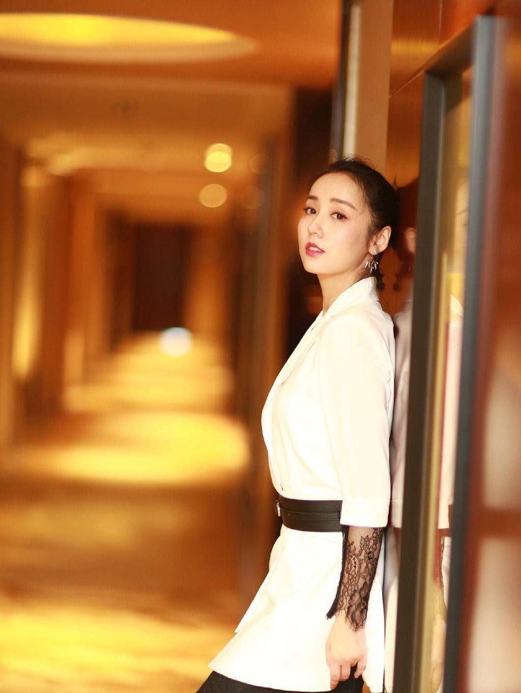 《x女特工》演唐嫣闺蜜,今穿西装配蕾丝裙,双腿圆润却难挡气质_吕一