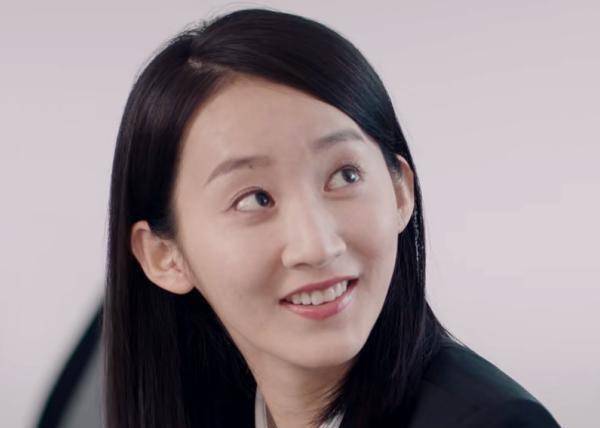 佟丽娅外《杠杆》还有其他这样五个女配角也都非常美,一个是钱晓蕴,她