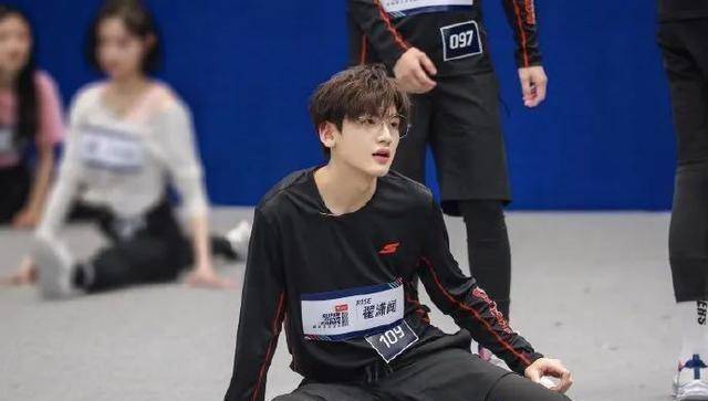 就说壶团塌房第一位,成团三天就被锤的翟潇闻,和绯闻前嫂子就这节目上