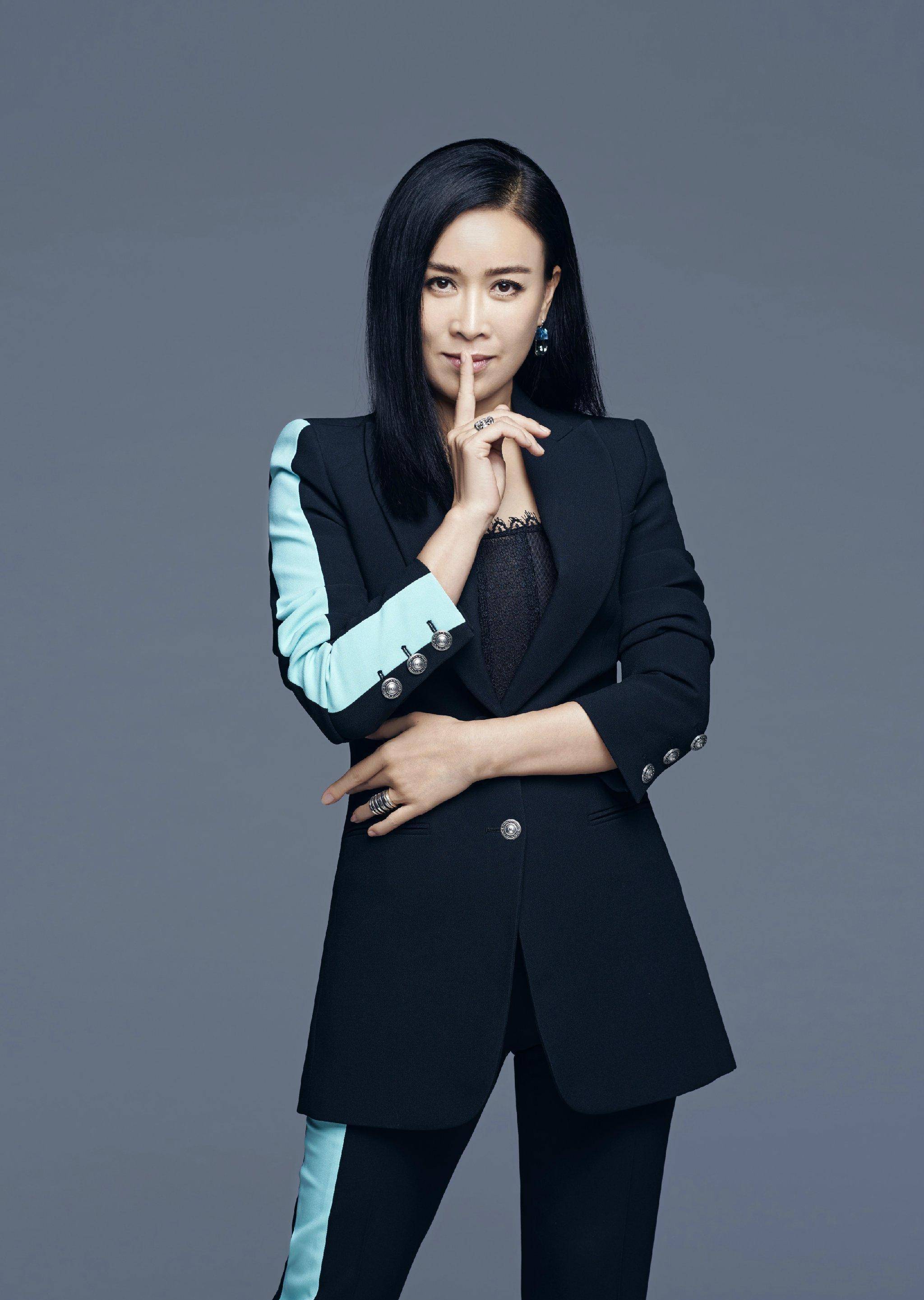 母亲是那英,父亲是国足运动员,却被捕不听话,15岁的他成了这样_孩子