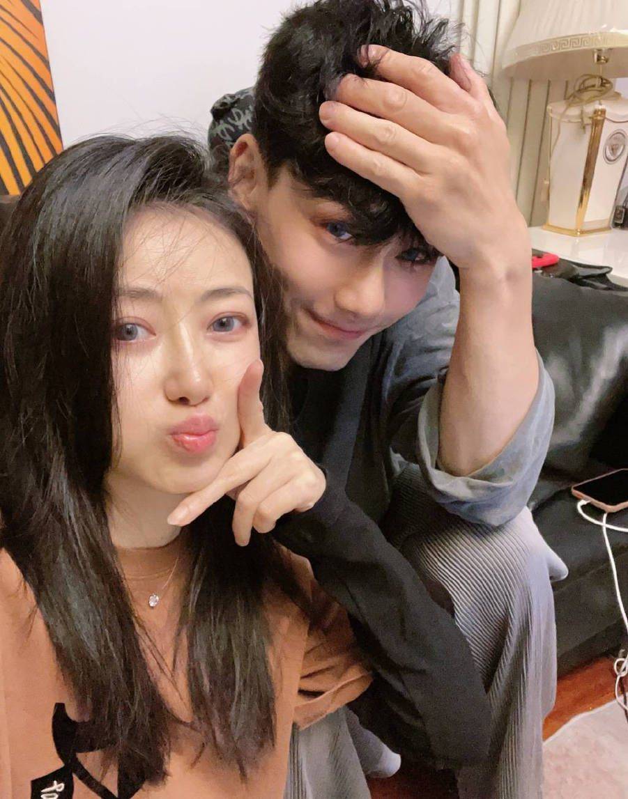 爱的时光静谧依偎:陈紫函与戴向宇七周年纪念写真曝光_爱情_旗袍_红色