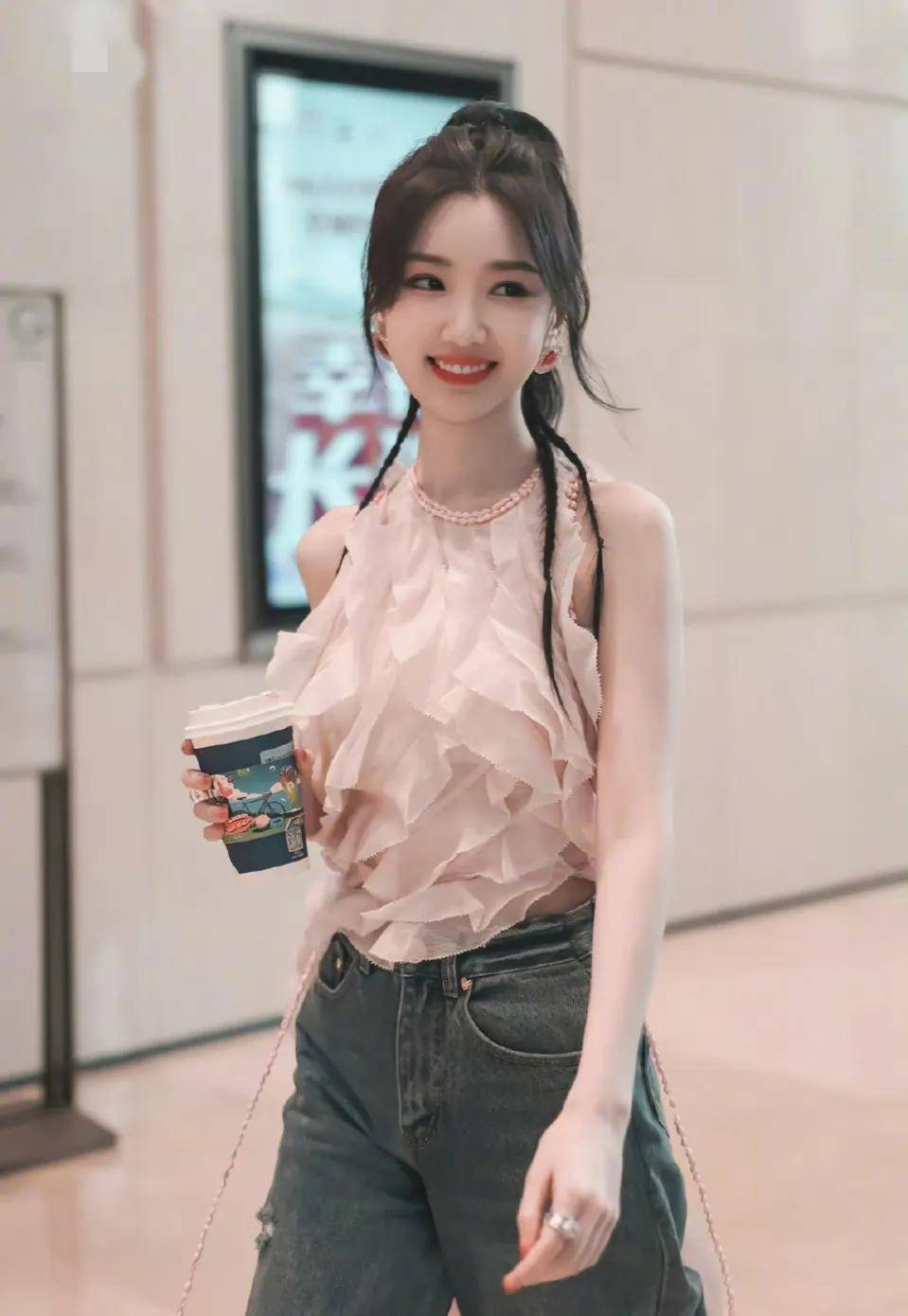 毛晓彤对阵虞书欣同款撞衫,就问你更pick谁?_上衣_衣服_意见