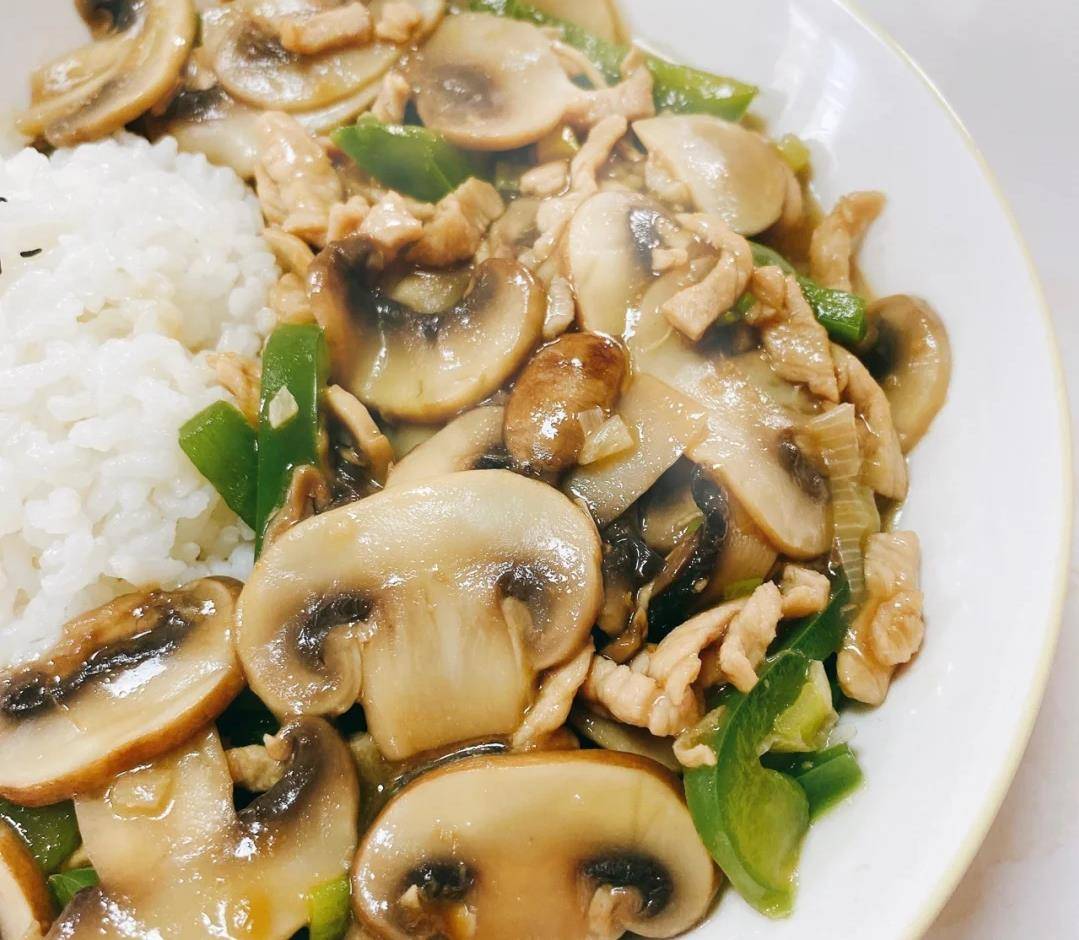 一顿饭:口蘑青椒肉丝盖饭 蒜香鸡柳_蒜末_酱汁_做法
