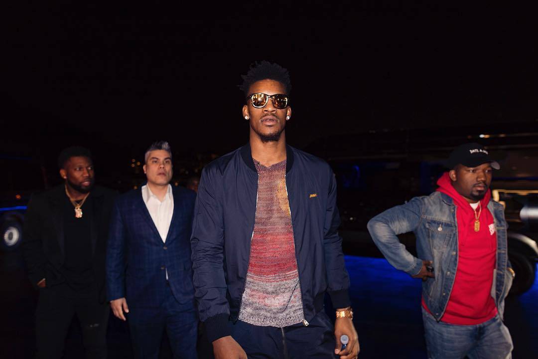 巴特勒提供丰厚的薪资回报;另一方面,则是由于韦德这位李宁终身签约