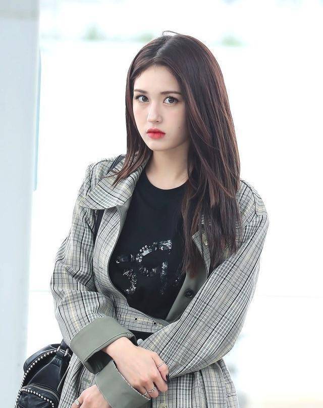 《produce101》冠军全昭弥机场造型,风衣短裤,看完我只想照着穿_身材