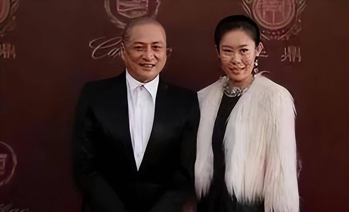 汤镇业夫妇罕见露面,小25岁娇妻长相一般但身材好,穿貂皮很贵妇_邹