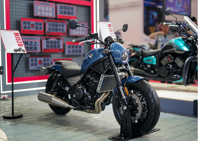 新车搭载成熟的隆鑫ke500动力平台,在造型上采用经典设计,区别于摩疆