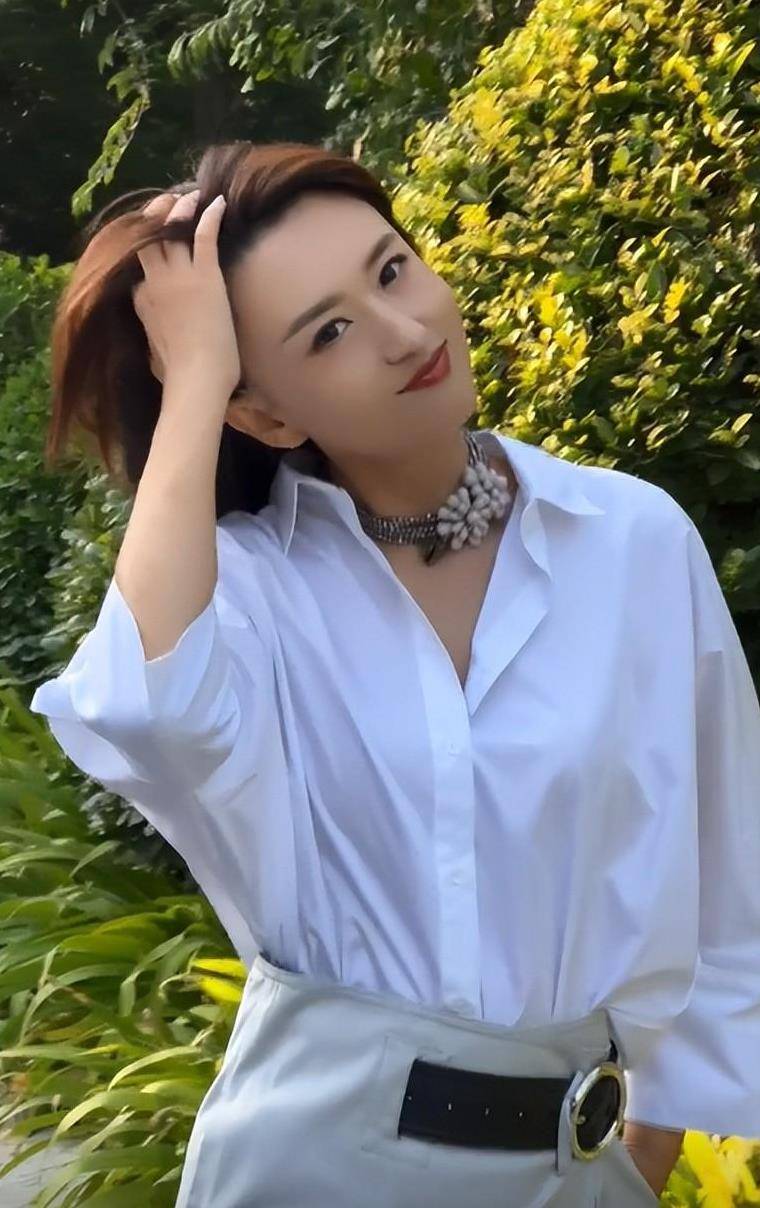 央视美女张蕾撩头发图片:网友:国泰民安脸,端庄大气!