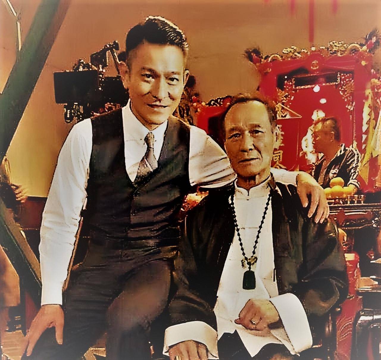 "大佬"陈惠敏现身,门牙掉了,拄拐无人扶,在直播间卖酒太辛酸_尹国驹