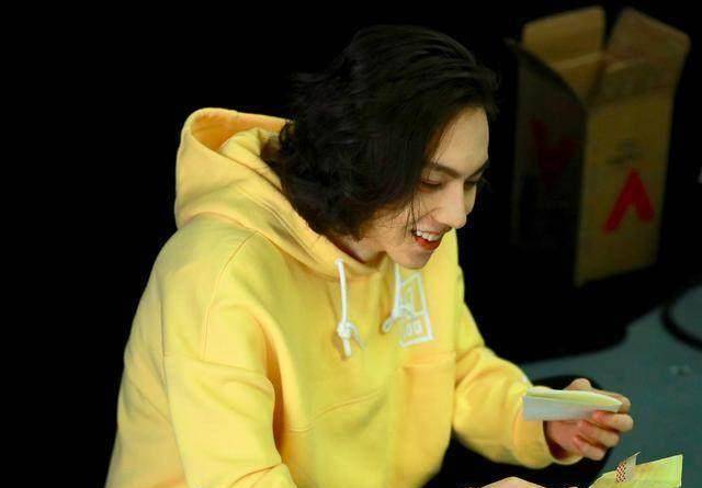 《练习生》周锐曾被批丑到撞脸凤姐,化完妆没人敢再骂了!