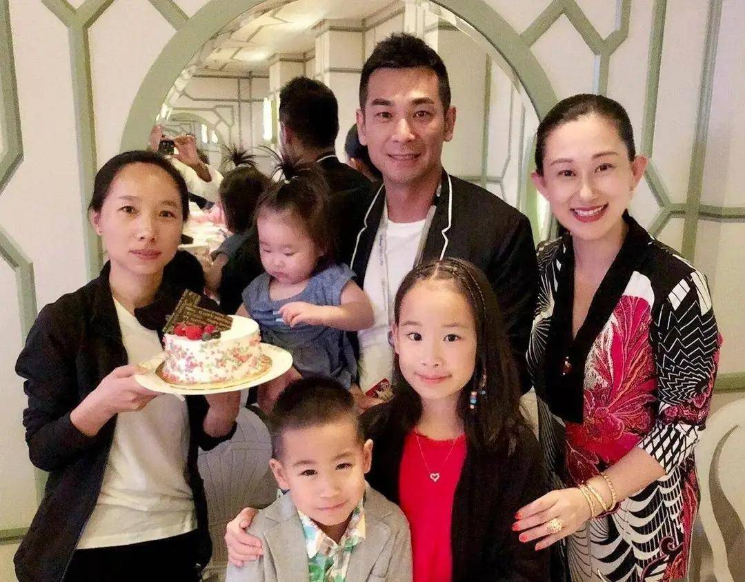 2006年赵文卓与女友张丹露结婚,家庭幸福和睦,可是事业还是不温不火