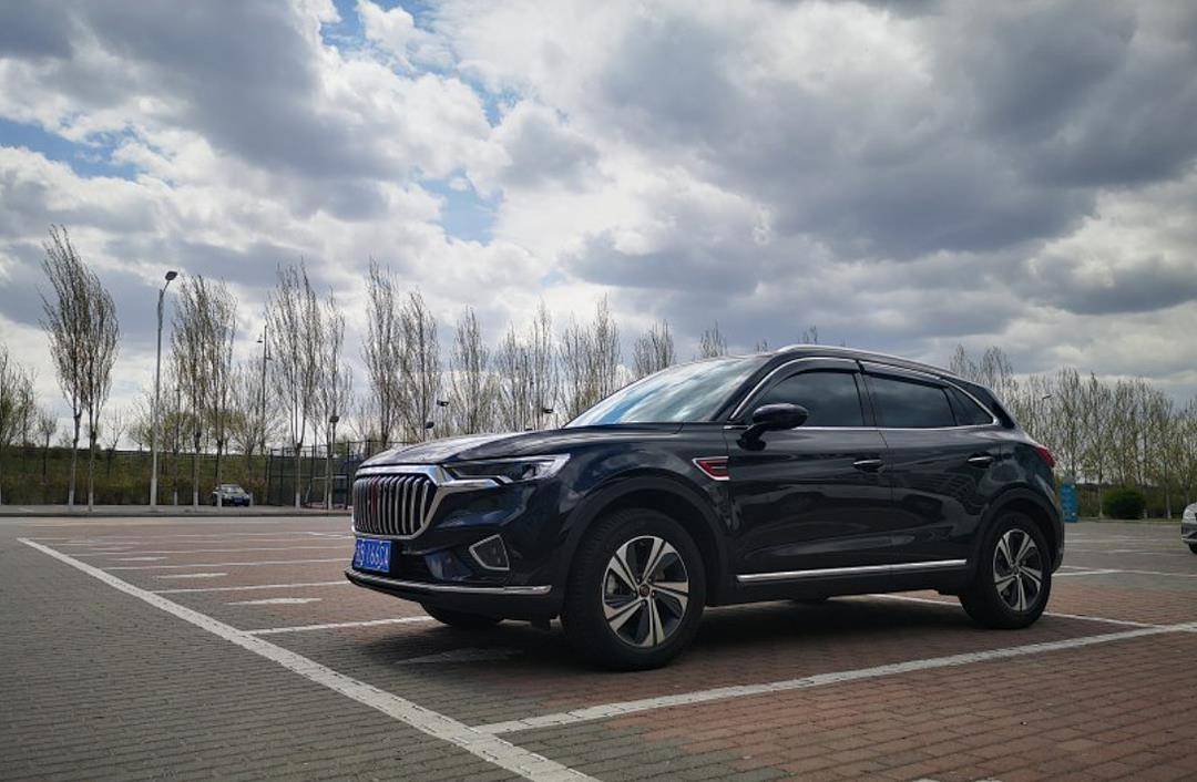 打开车门之后确实可以看到红旗hs5车型的内饰有点像奔驰,最主要的相似