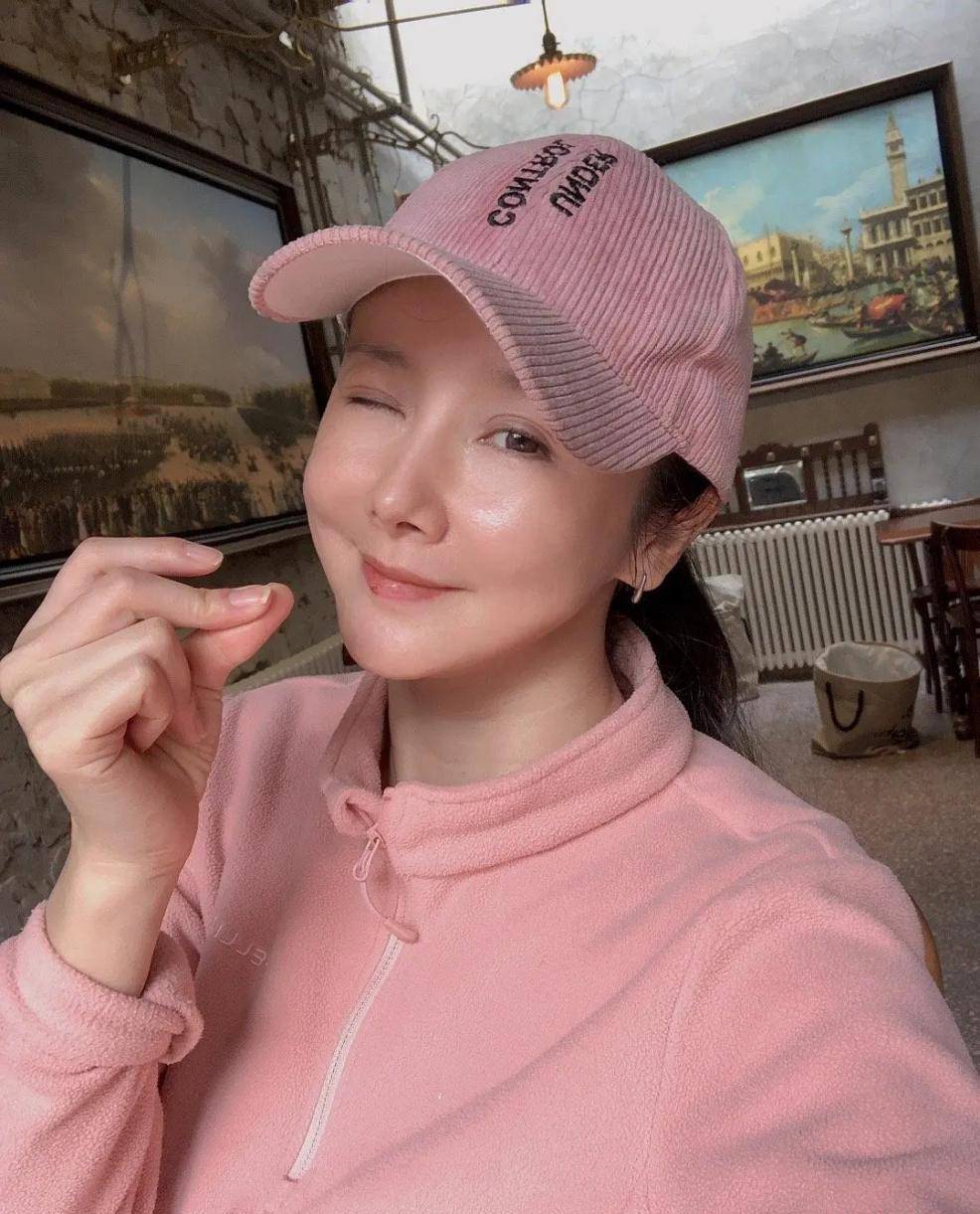 40岁孙菲菲颜值下滑,晒自拍撞脸"蔡明",网红感过分抢镜_五官_do_造型