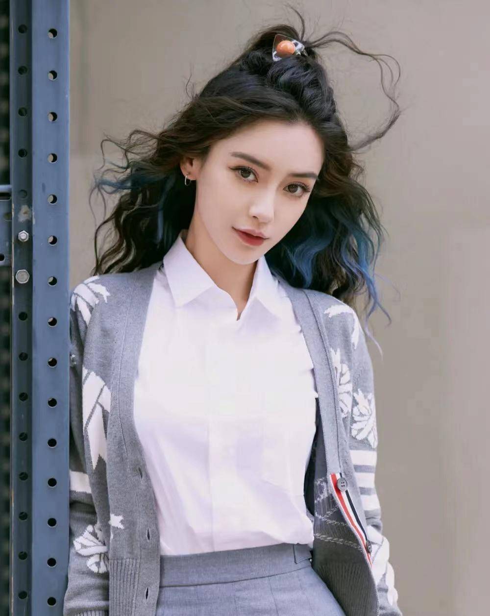 angelababy早年在香港是一名模特,进军内地后,参加跑男后大红_杨颖