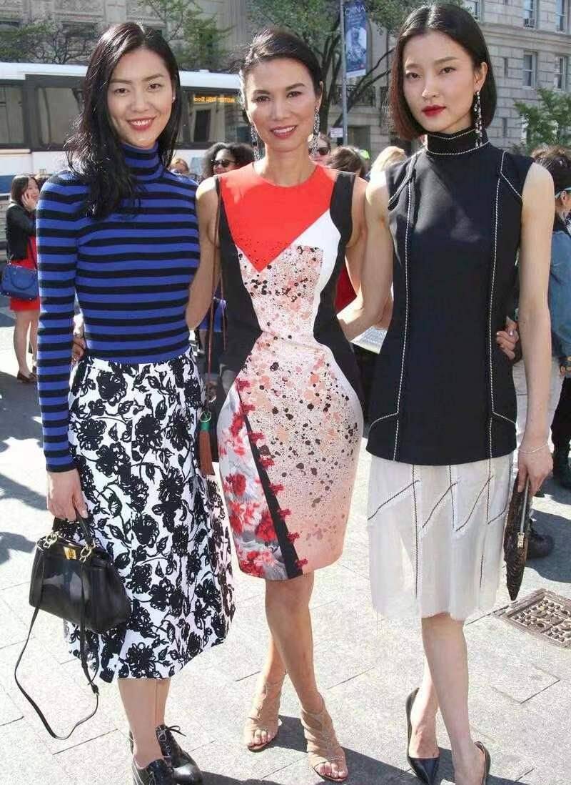 和国际超模刘雯,杜娟的合影一点都不放过_印花_连衣裙_时尚