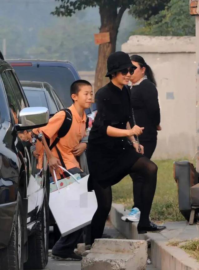 蒋雯丽一家出国旅游!