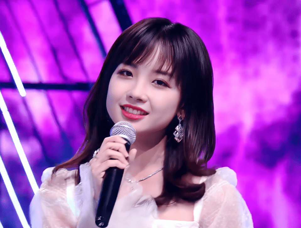 33岁王冰冰现身中传,甜美可人显校园女神范,穿278元衬衫引关注_节目