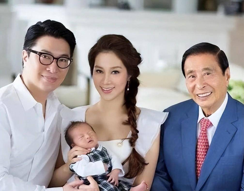 "逆天改命"徐子淇:八年四胎,稳坐豪门阔太_女儿_徐母_香港