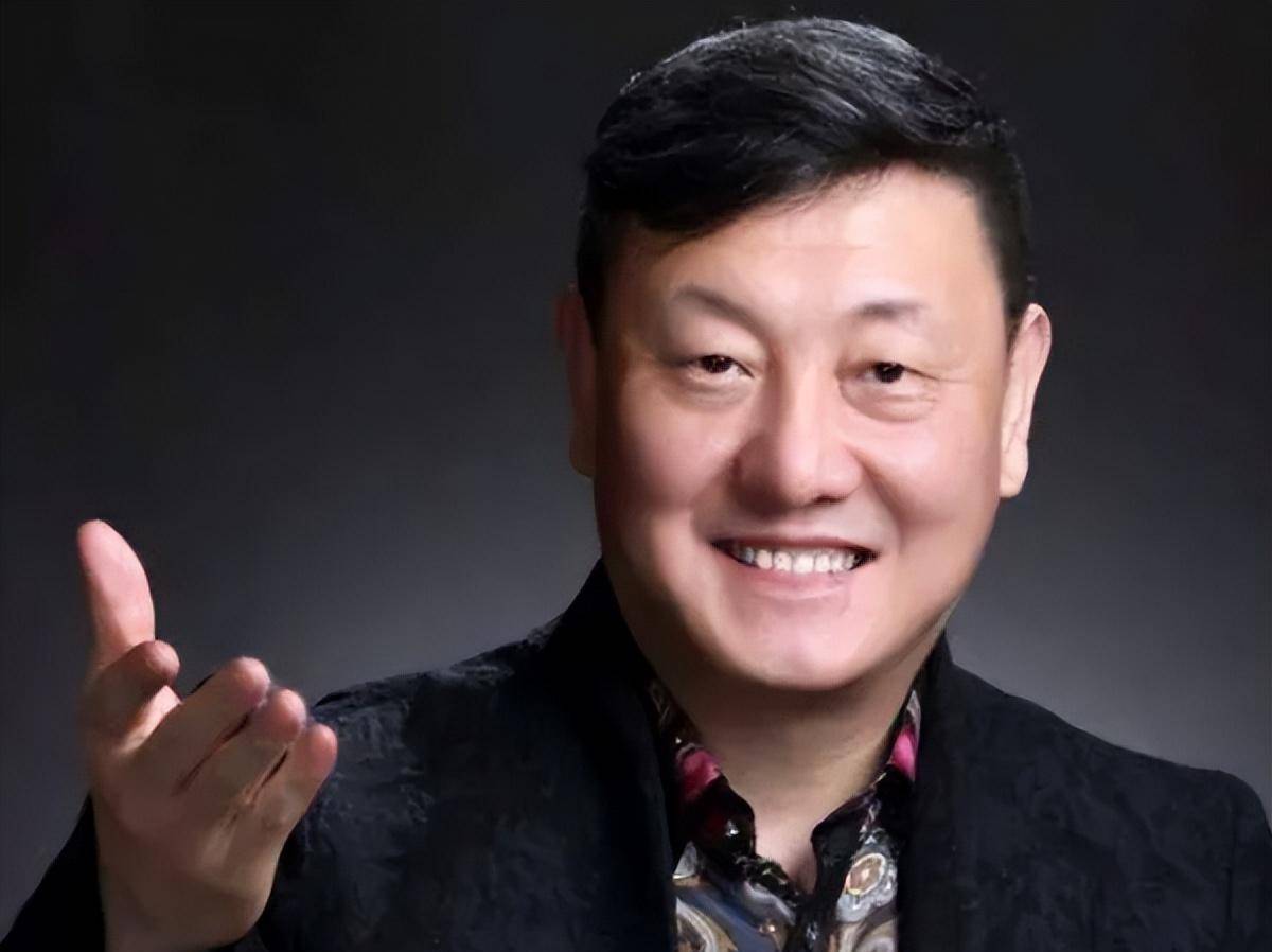 这时候有朋友把著名的主持人王燕介绍给了韩磊,王燕美丽大方,但是在